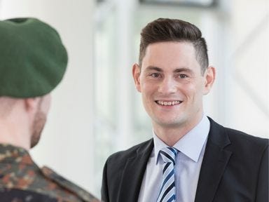 Soldat nutzt das Bildungsangebot der TÜV Rheinland Akademie