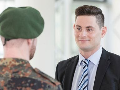Soldat lässt sich zu einer geförderten Weiterbildung beraten